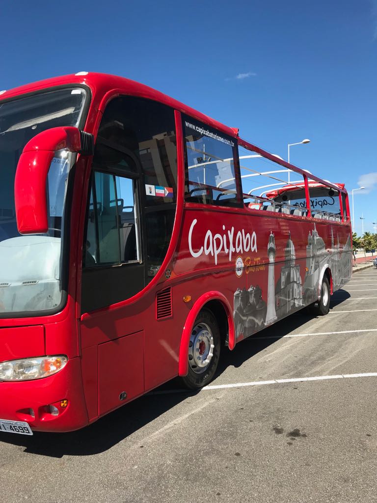 Tour panorâmico de ônibus antigo